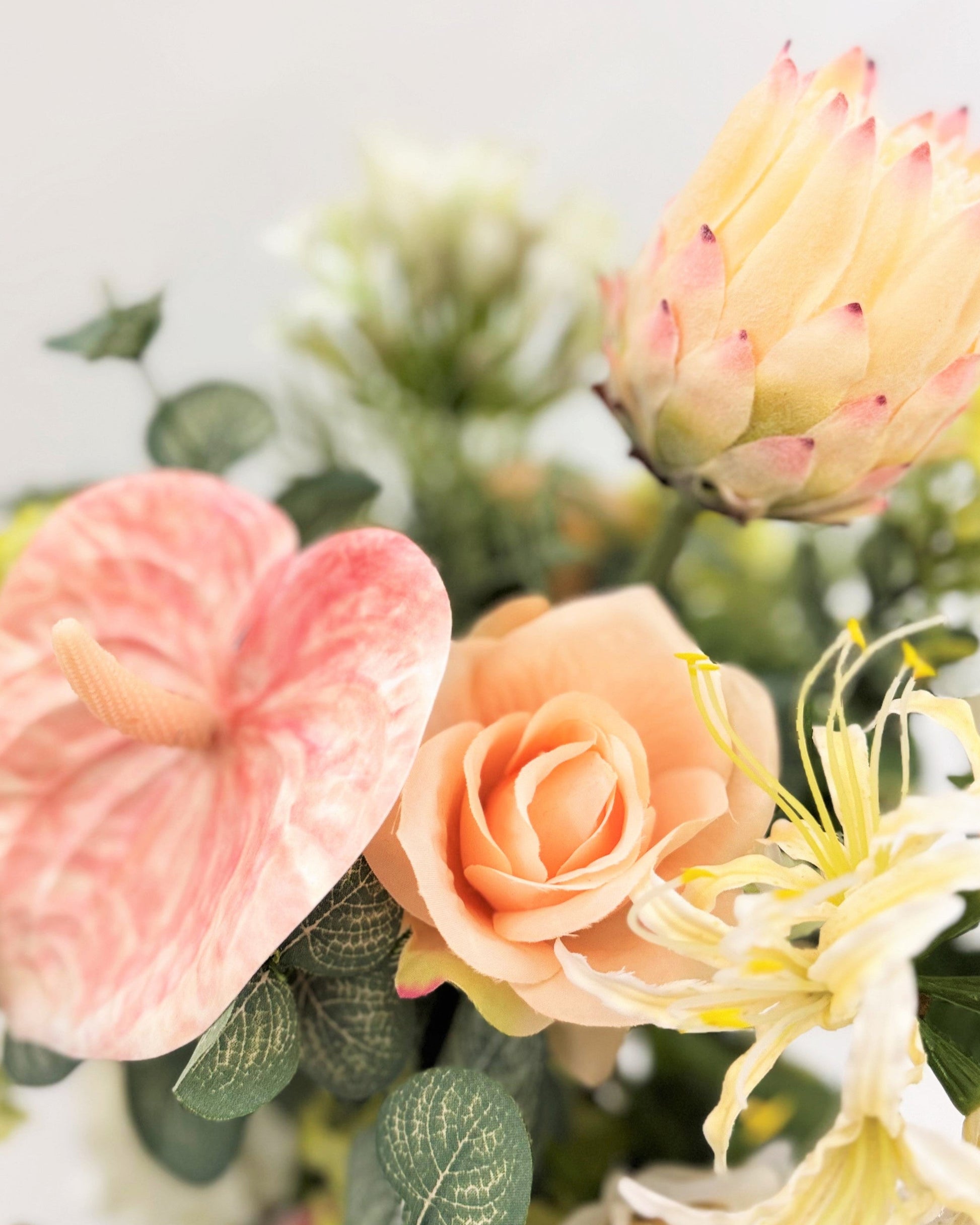 rouwboeket roze wit in vaas