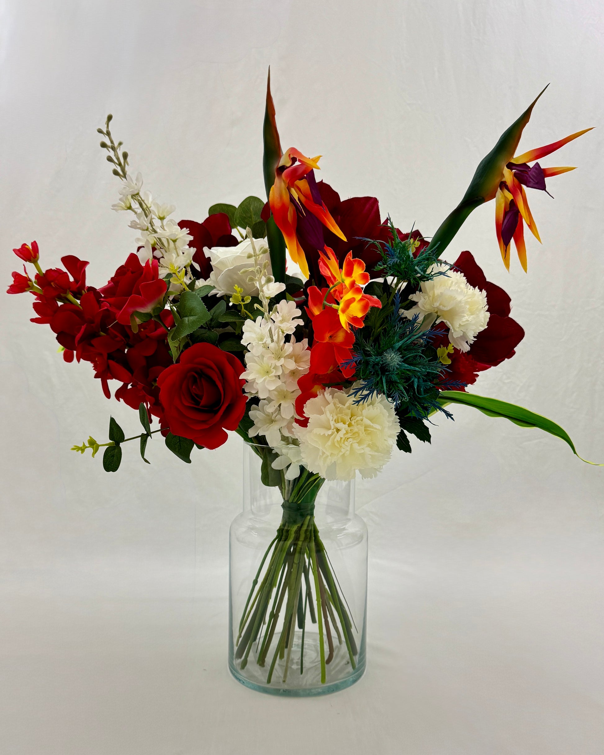 Boeket met witte en rode bloemen, paradijsvogelbloem