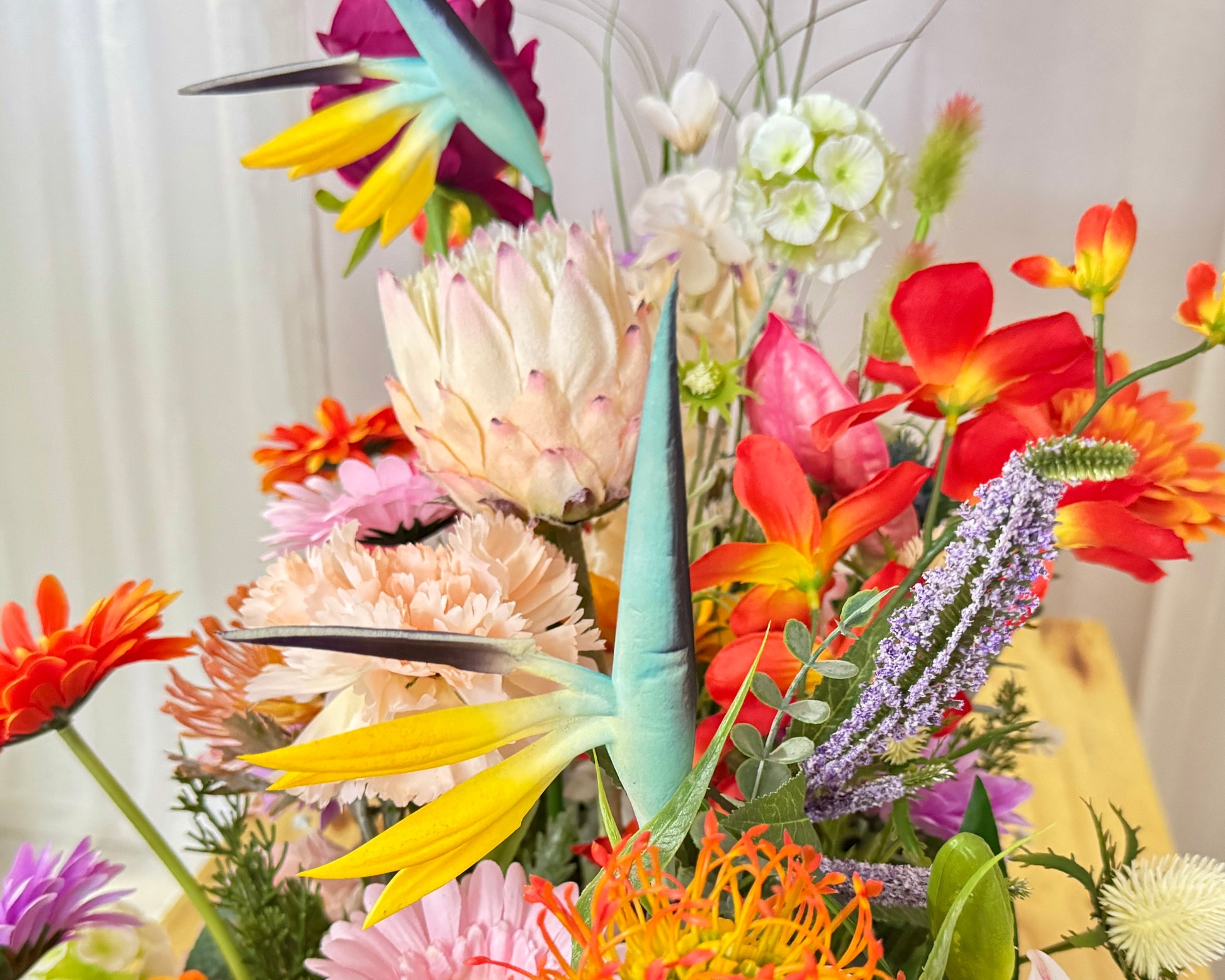Close up van rouwbloemen met paradijsvogelbloem in groen en geel