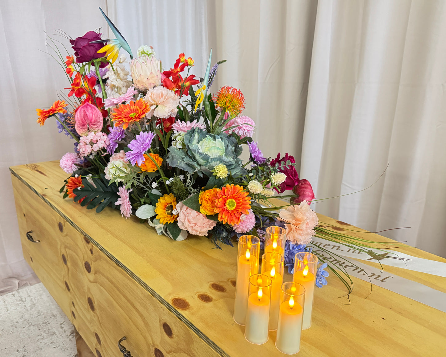 Kistbedekking gekleurde bloemen met kaarsjes erbij