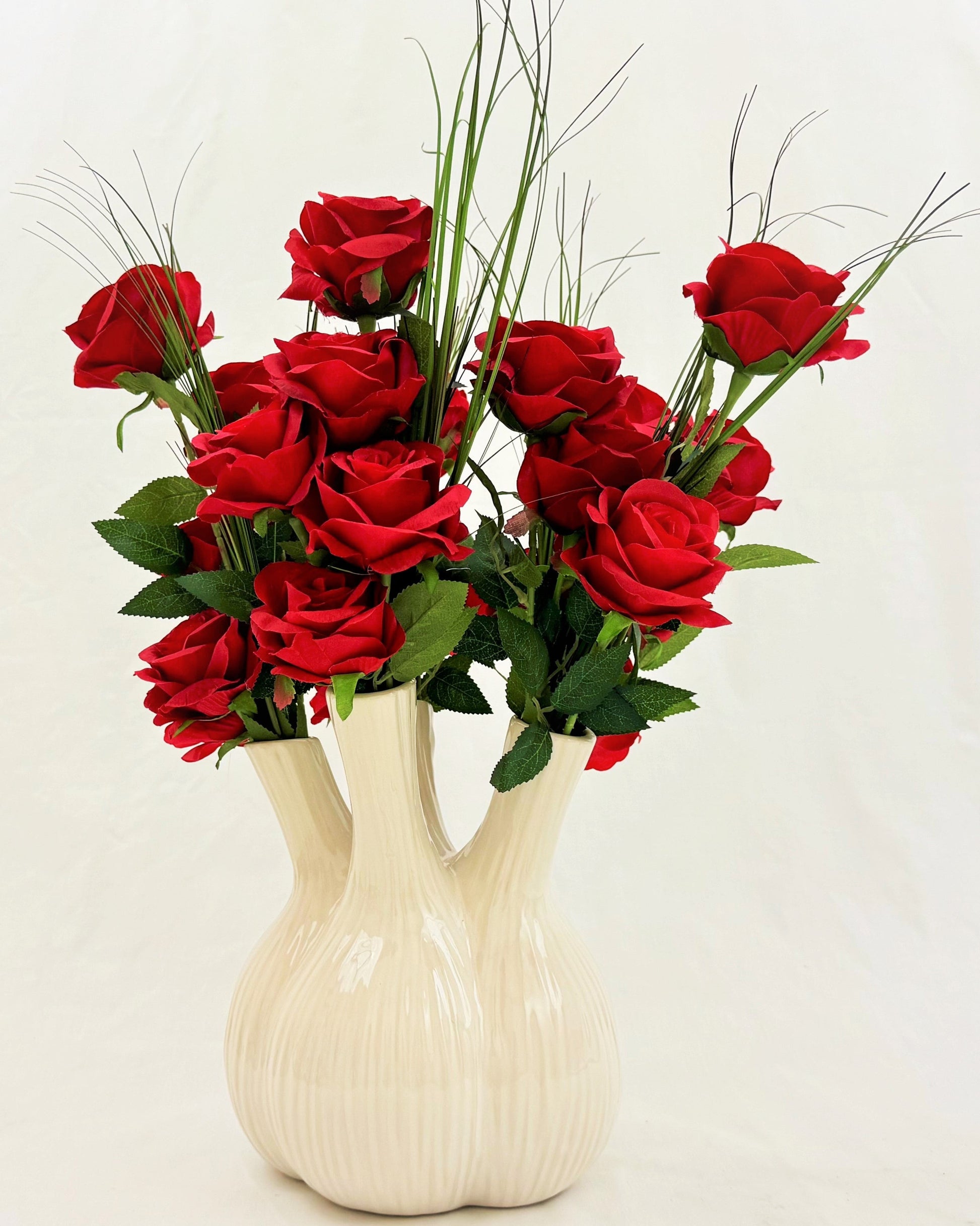 rode rozen in witte vaas