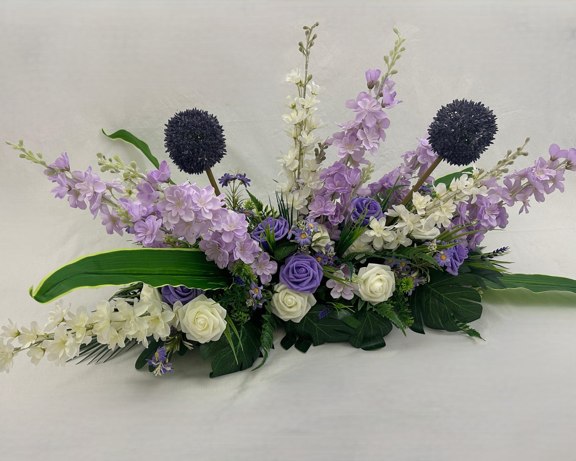 kiststuk met paarse rozen