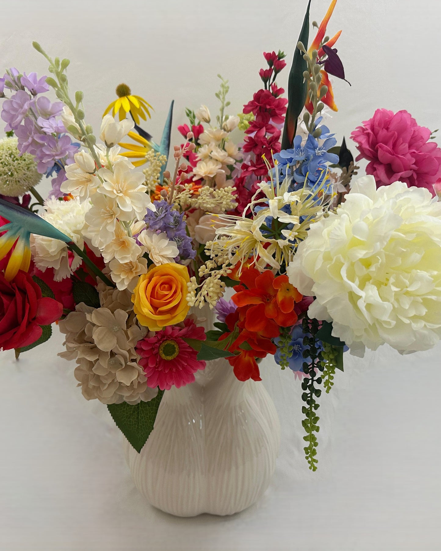 Rouwboeket in vaas met verschillende bloemen