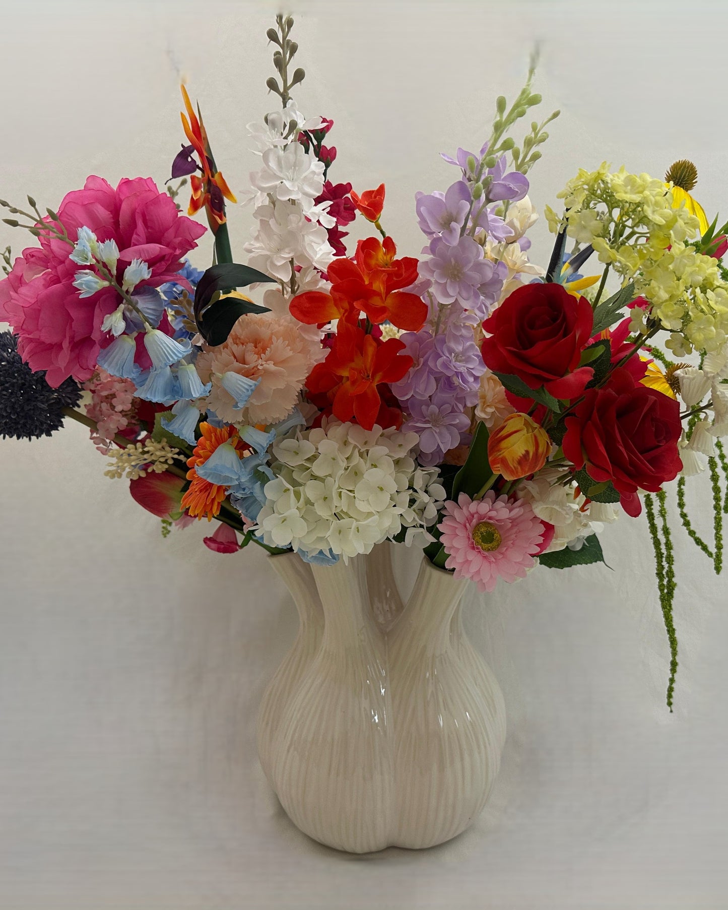Kolossaal rouwboeket met verschillende kleuren in vaas