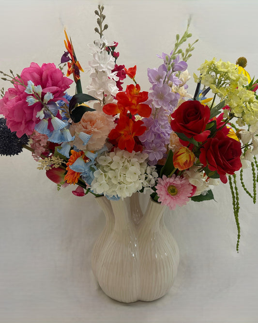 Kolossaal rouwboeket met verschillende kleuren in vaas