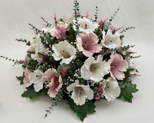 Biedermeier met witte en roze bloemen