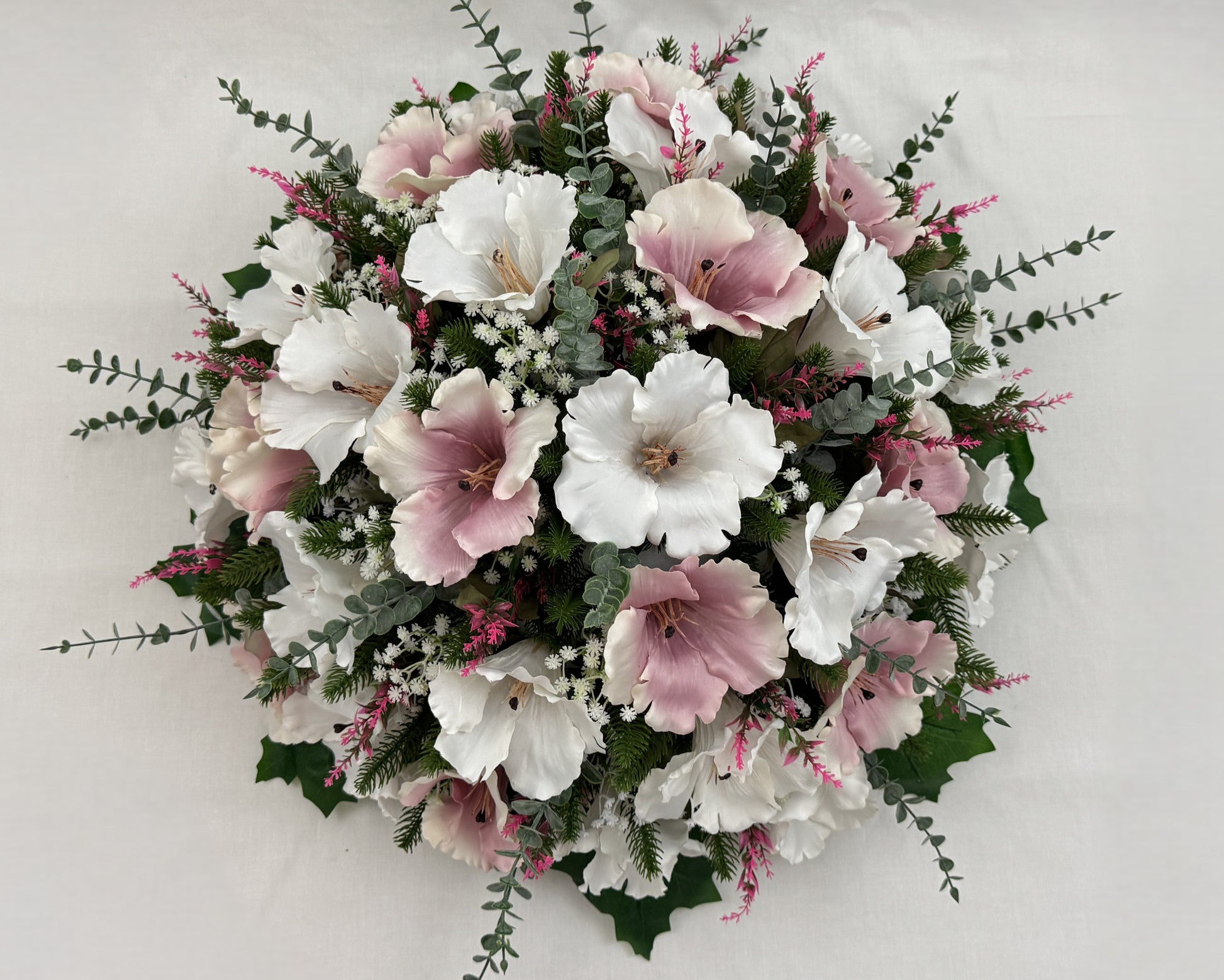 Biedermeier rouwstuk met roze en witte bloemen vanaf boven gezien