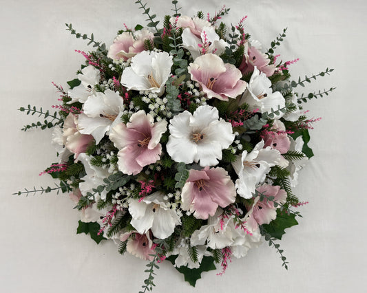 Biedermeier rouwstuk met roze en witte bloemen vanaf boven gezien