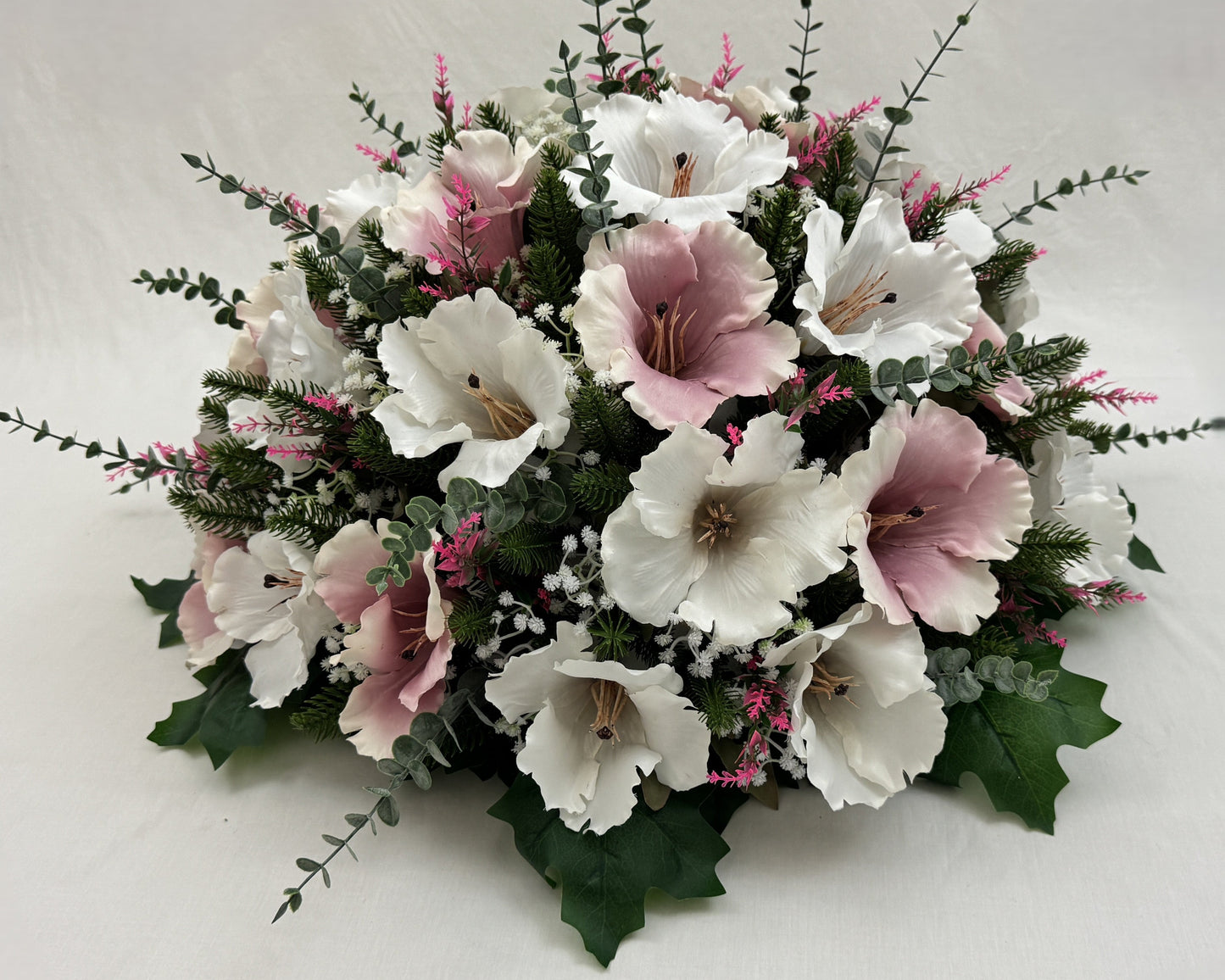 Biedermeier rouwstuk met grote kelkbloemen