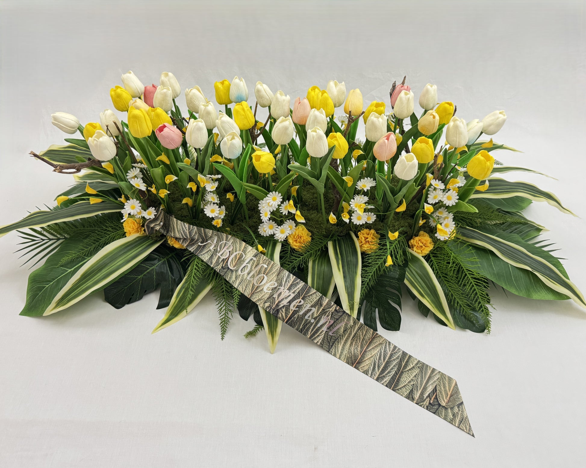 Rouwstuk met tulpen en rouwlint
