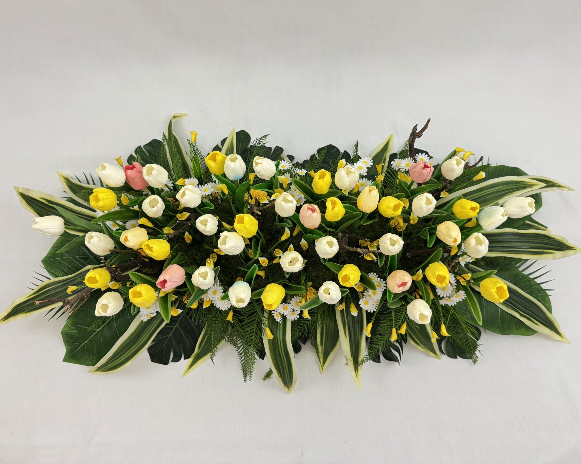 Rouwstuk met tulpen vanaf boven gezien