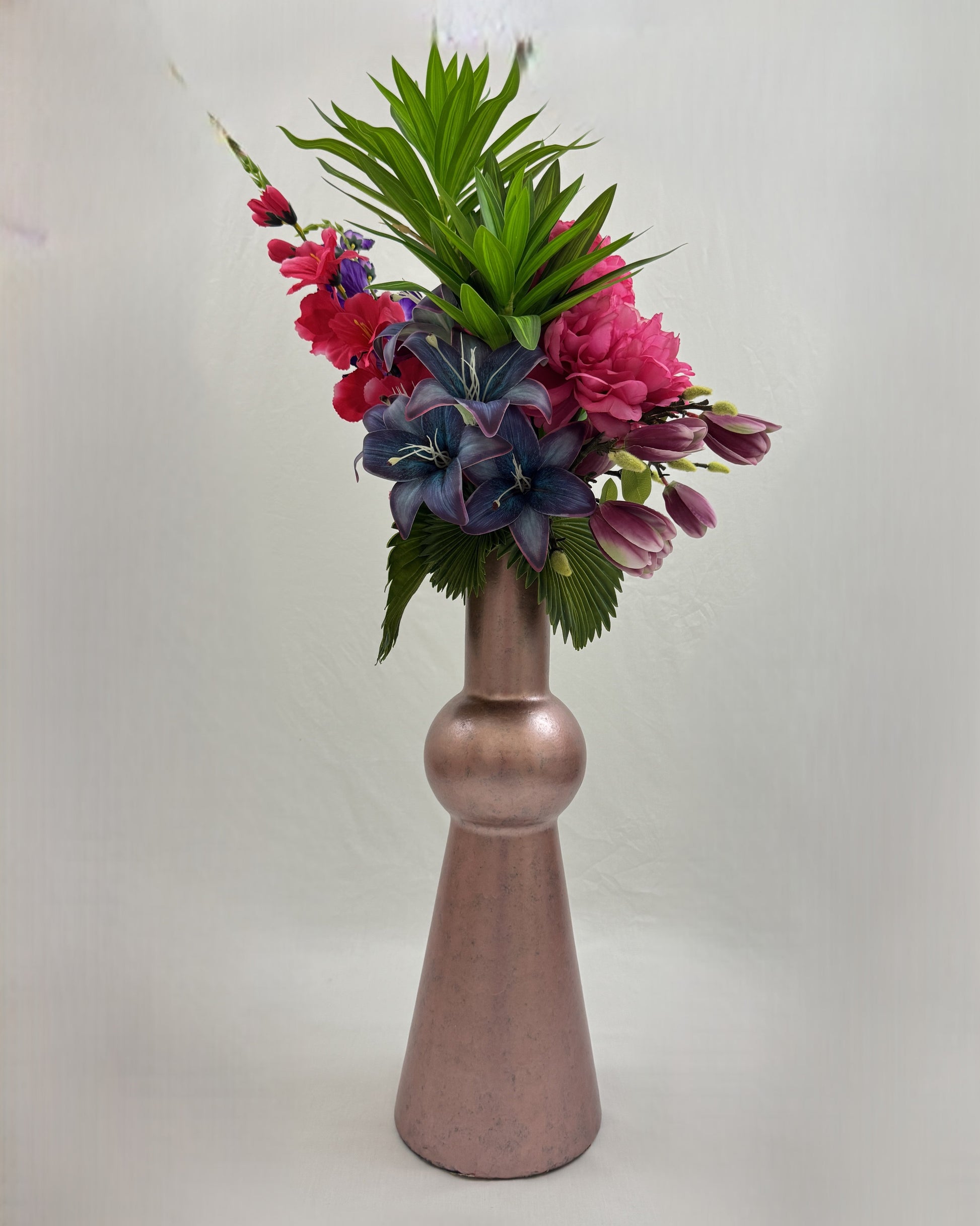 Boeket in hoge vaas met roze en paarse bloemen