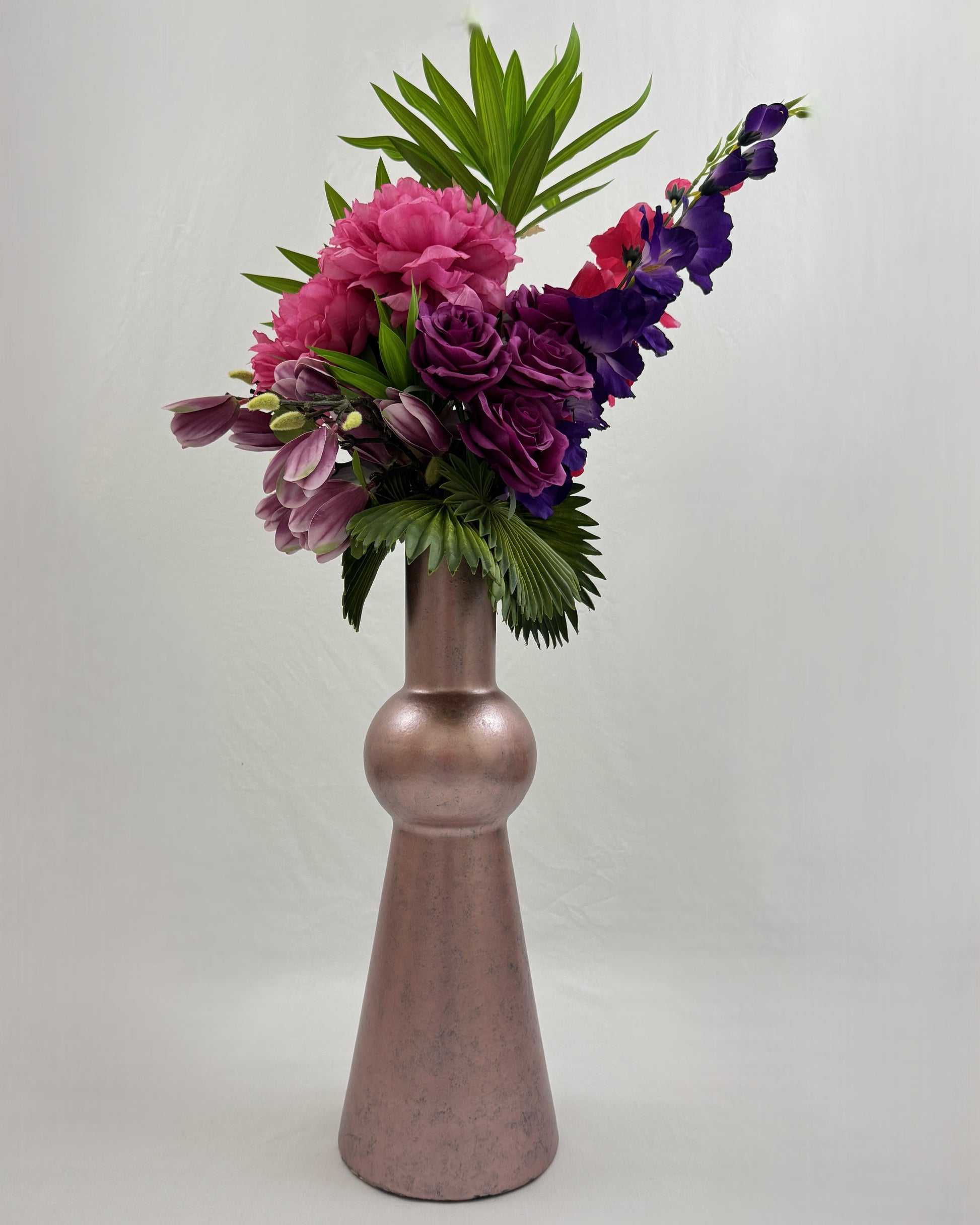 Modern rouwboeket in vaas