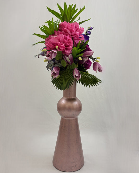 Modern rouwboeket in metallic vaas met roze pioenrozen