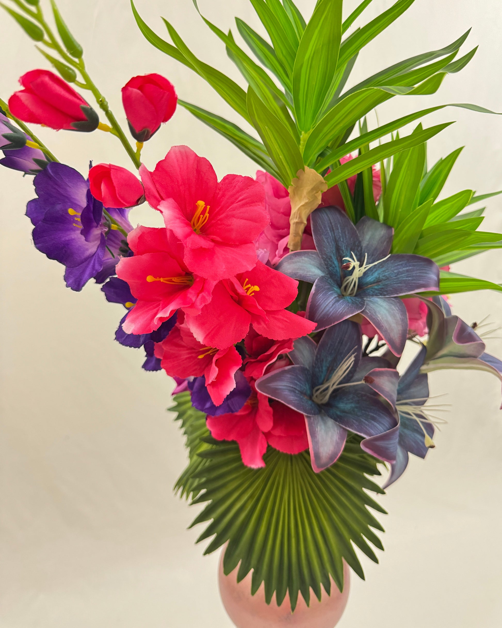 Modern rouwboeket vanaf boven bekeken