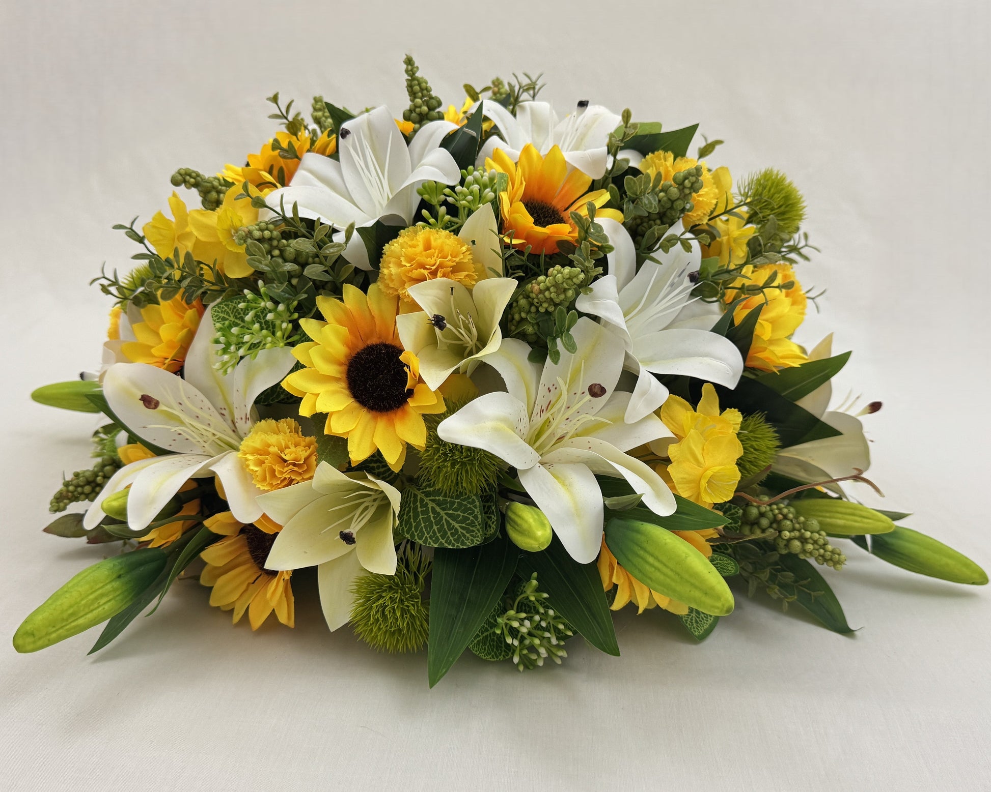 Biedermeier met gele en witte bloemen