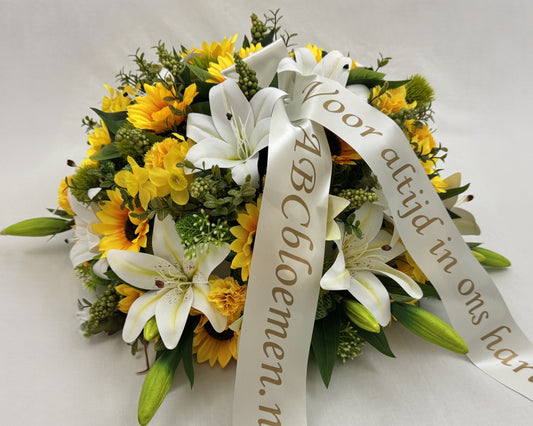 Biedermeier met rouwlint en lelies en zonnebloemen