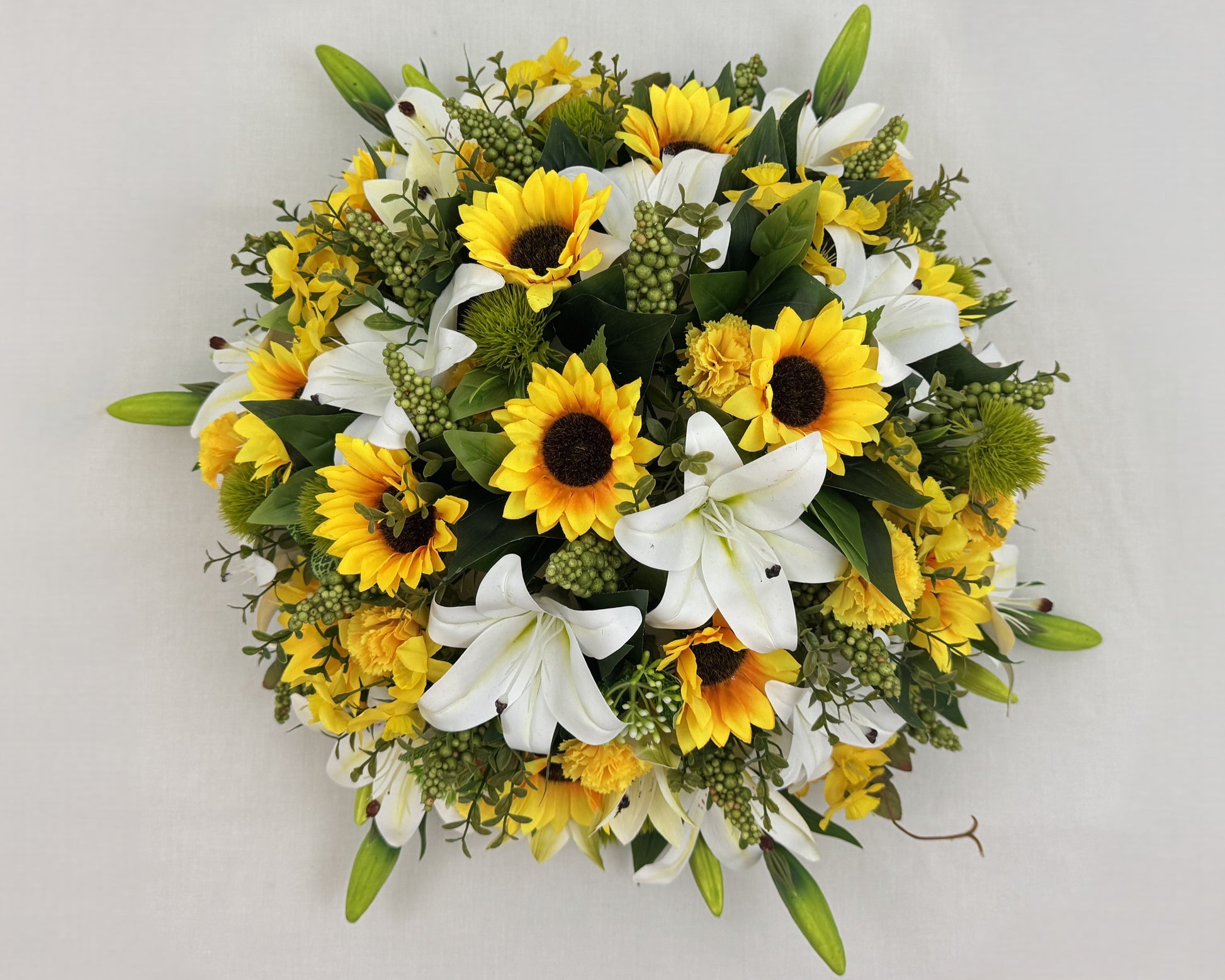 Biedermeier rouwstuk met witte lelies en zonnebloemen