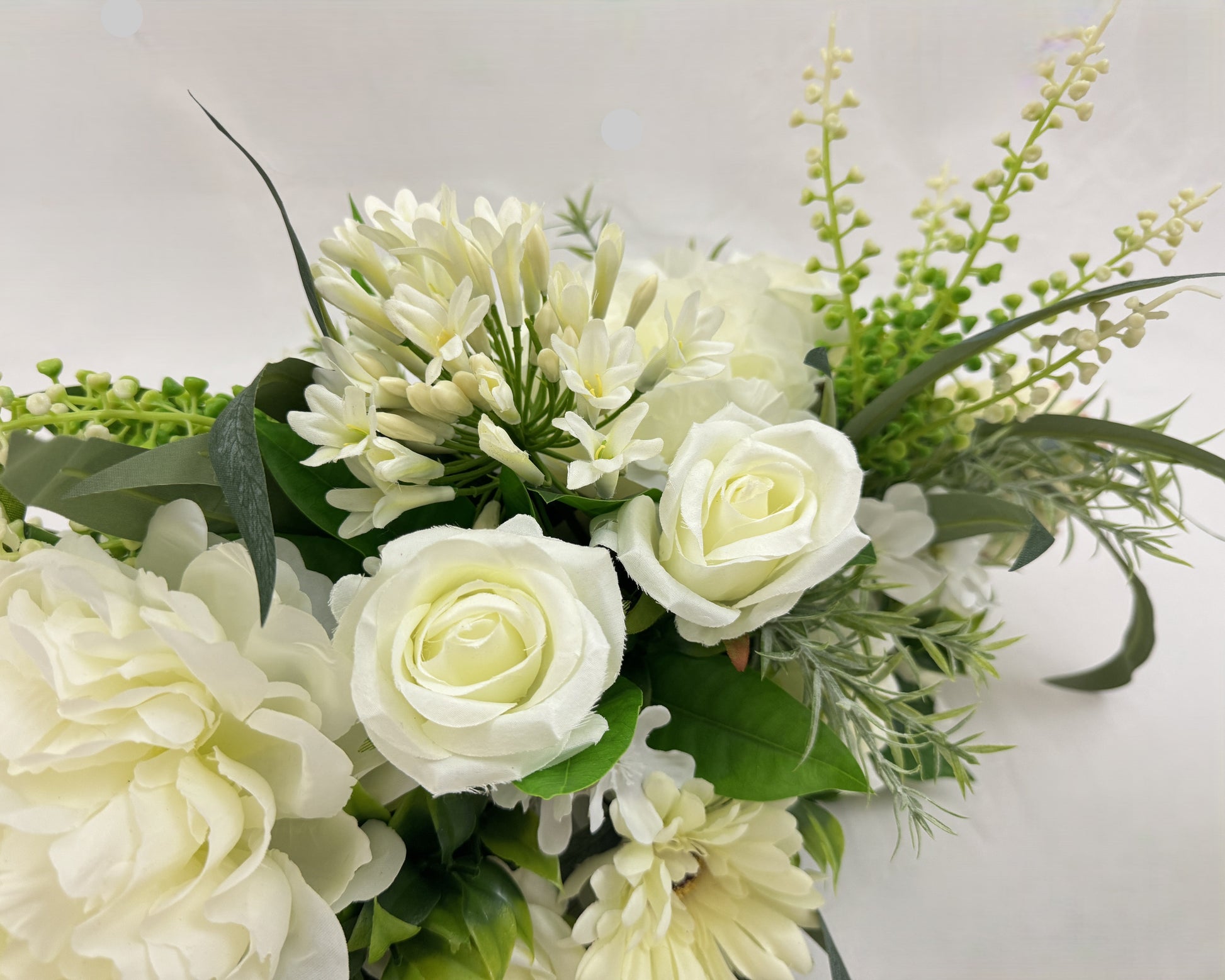 Close-up van rouwboeket met witte bloemen