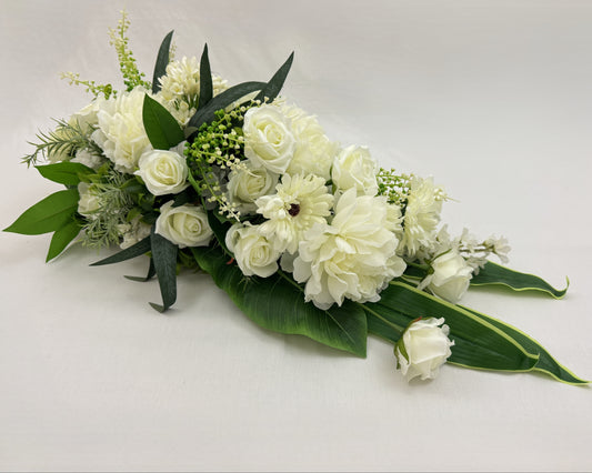 Druppelvormig sierlijk rouwboeket met witte bloemen