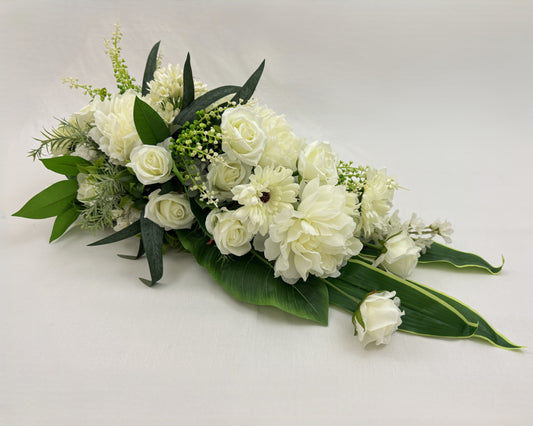 Druppelvormig rouwstuk van witte bloemen