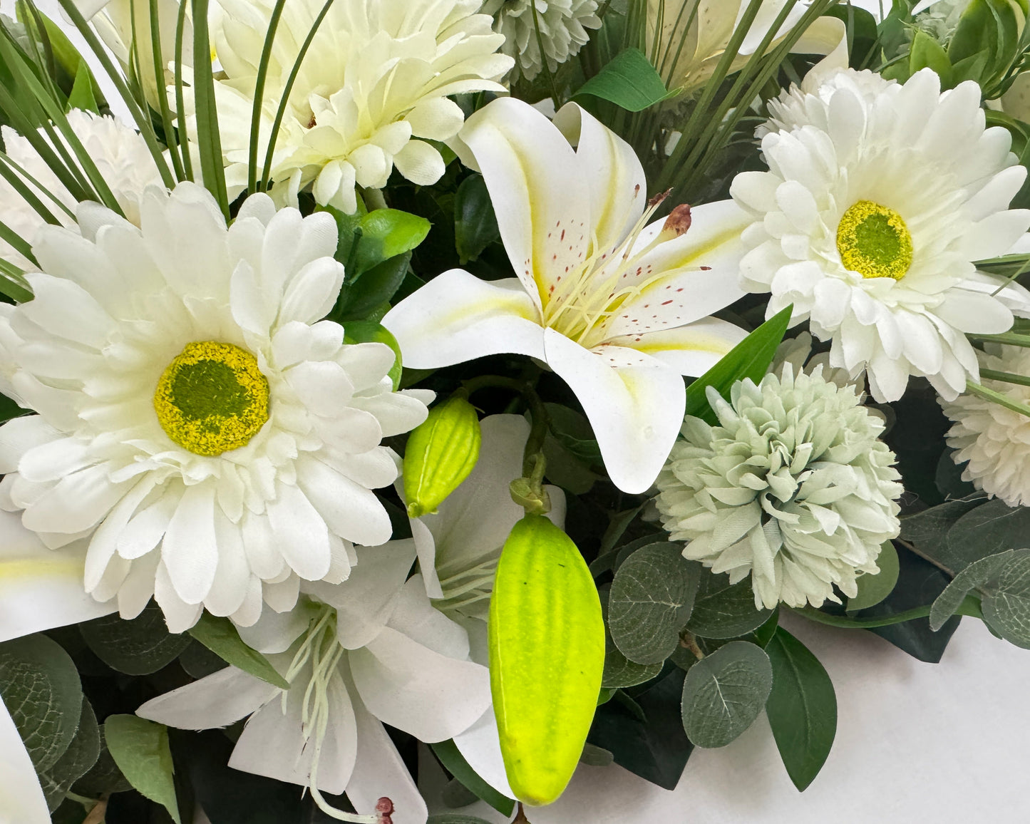 Close-up witte bloemen in rouwstuk