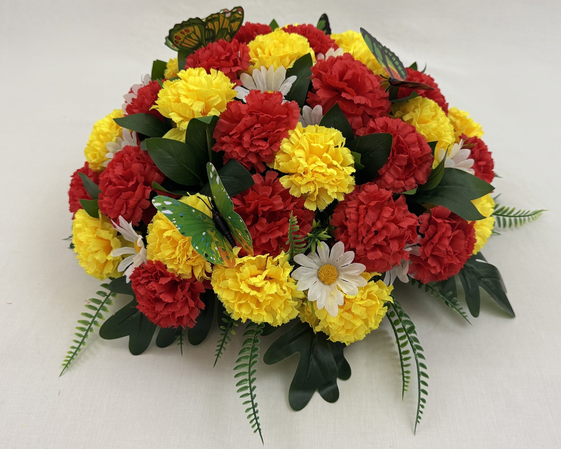 Biedermeier met rode en gele anjers en vlinders