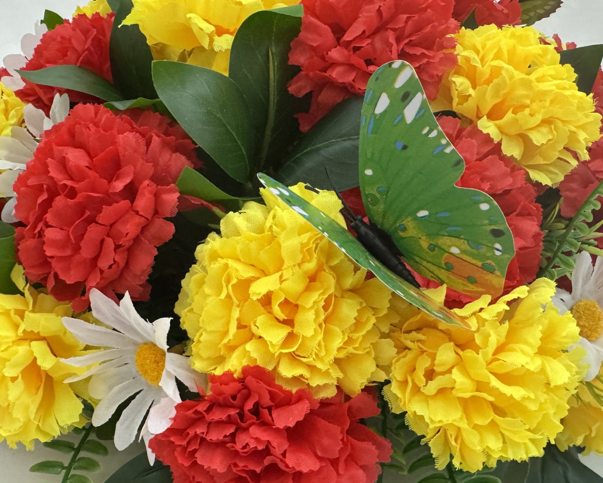 Close-up biedermeier rode en gele anjers en vlinder