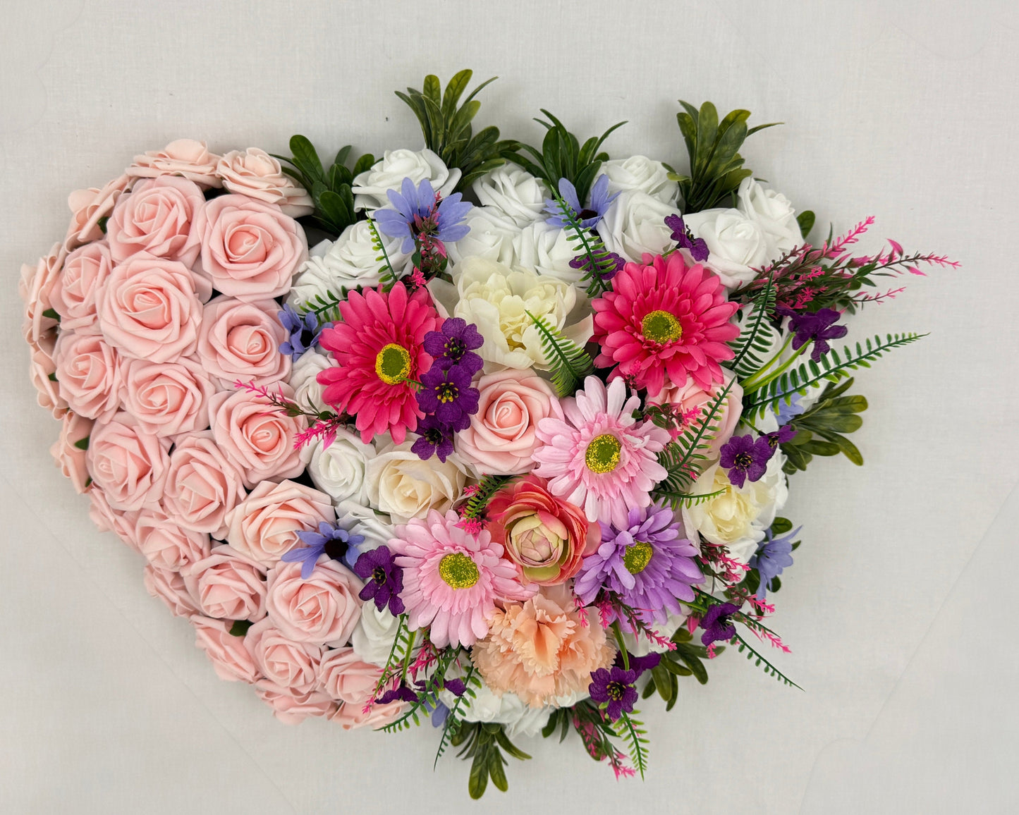 Dubbel rouwhart met bloemenmix en roze rozen