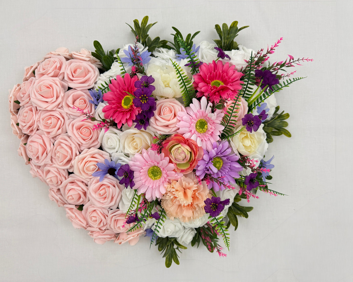 Dubbel rouwhart met roze rozen en andere bloemen
