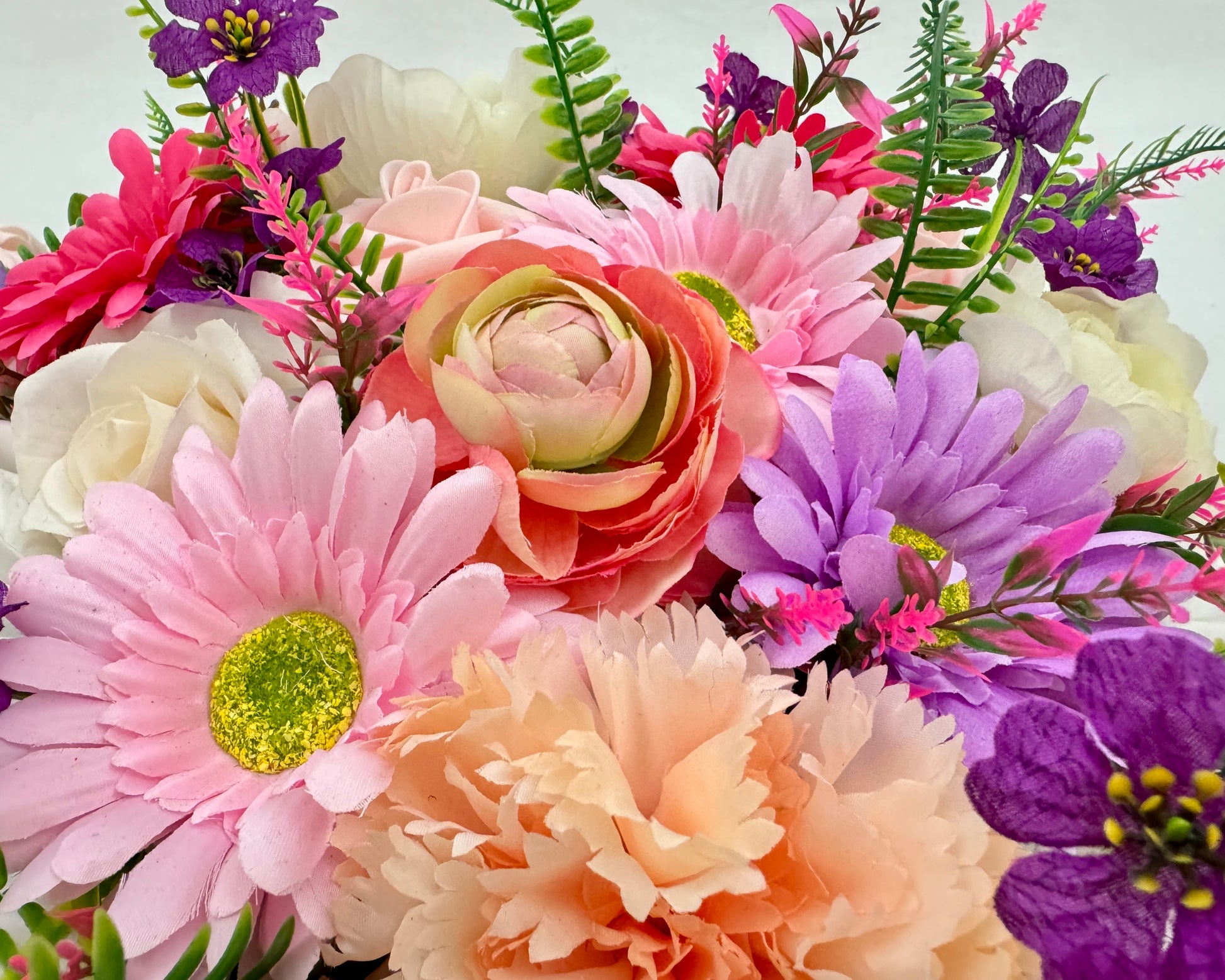 Close up van rouwhart Riyad met roze bloemen