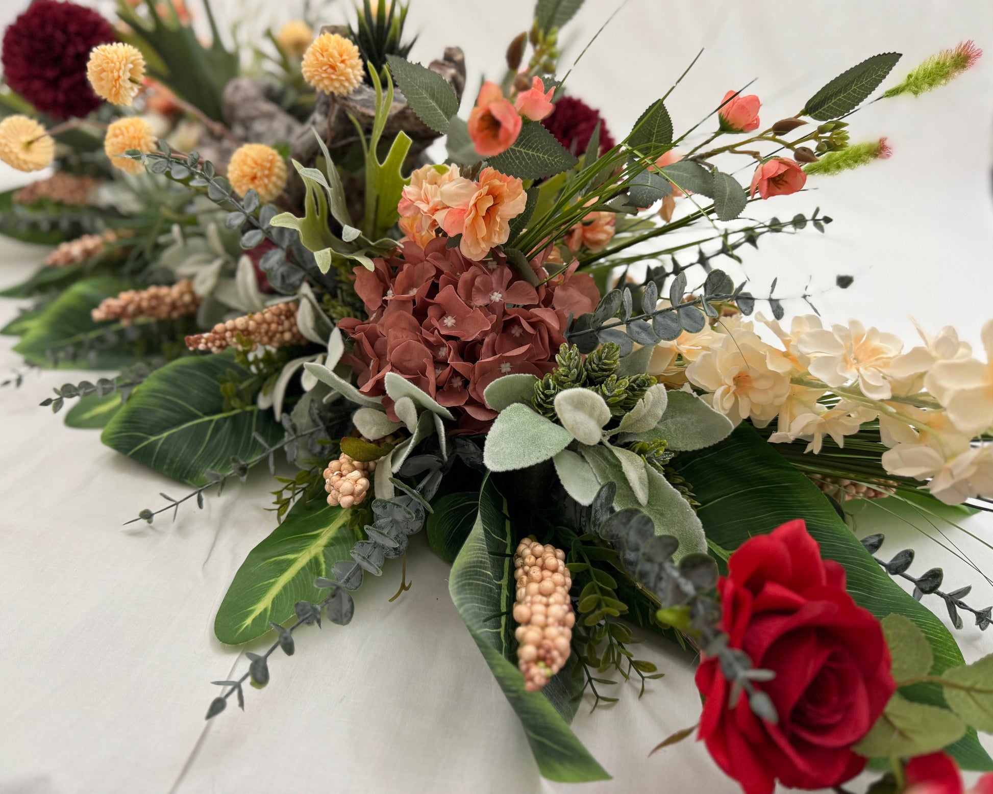 Rouwstuk met bruine hortensia en rode roos