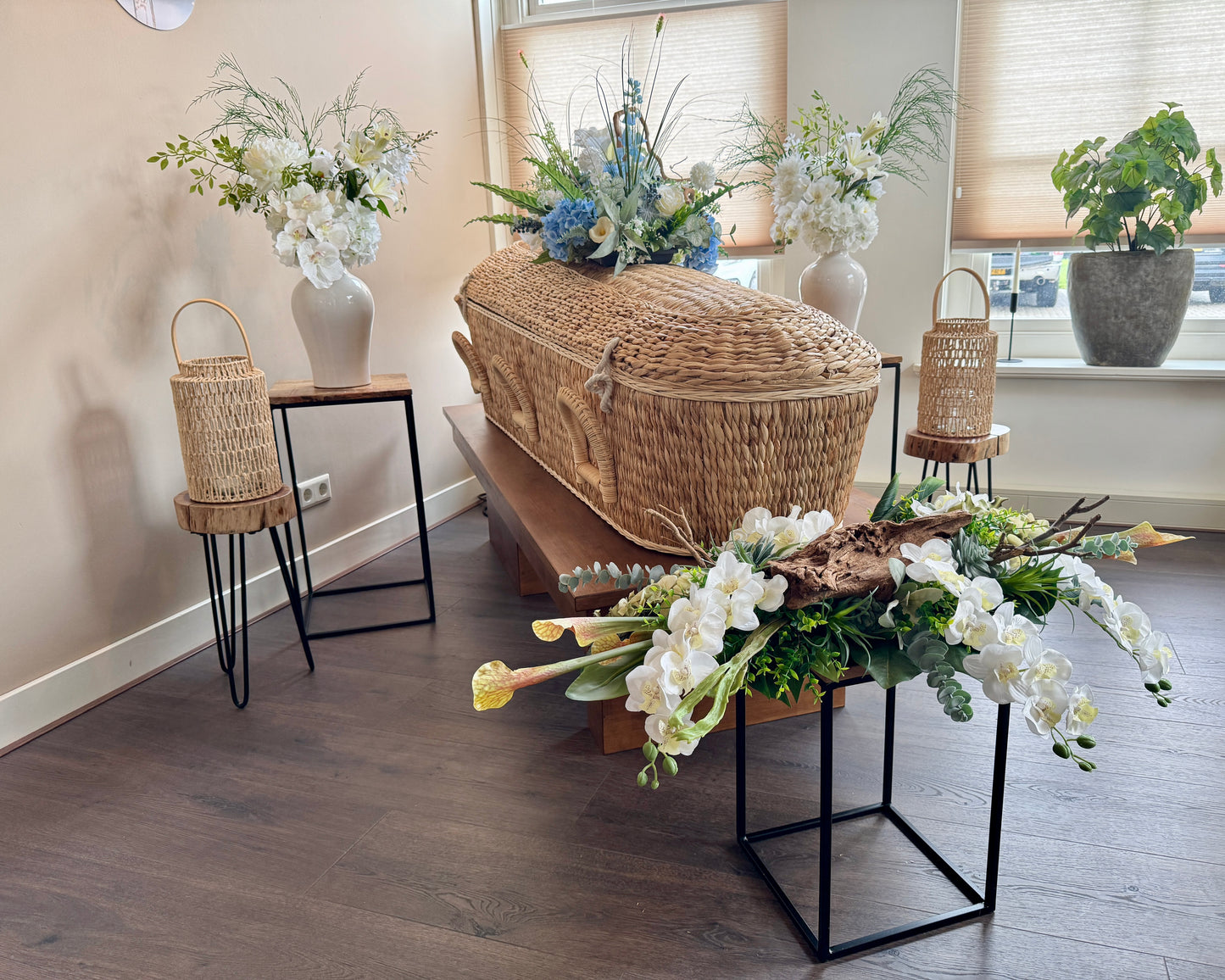 Grafkist van riet met bloemen