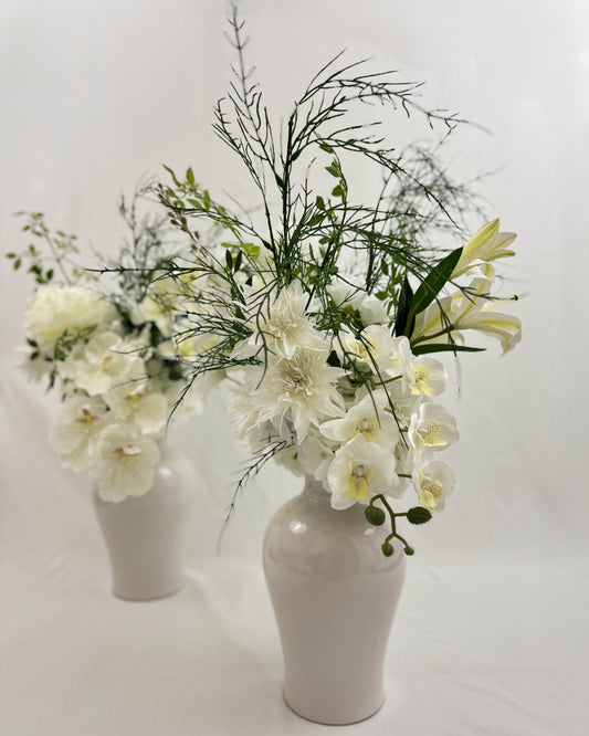 Rouwboeketten met witte bloemen in vaas