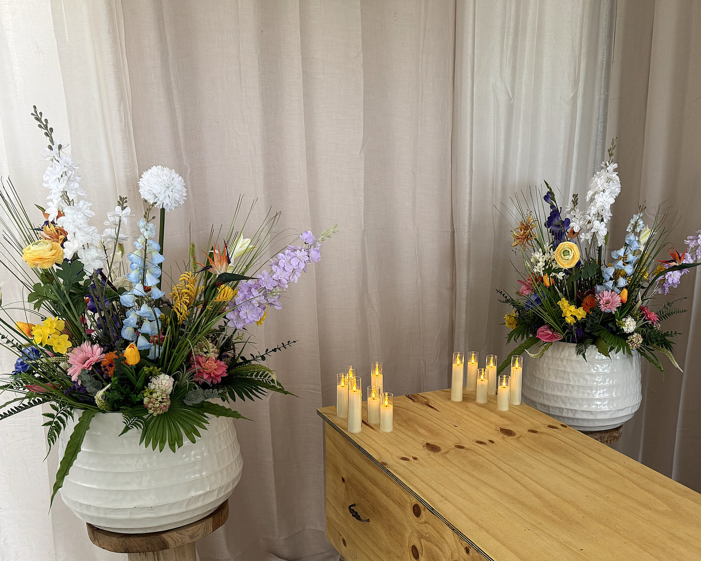 Identieke rouwstukken naast de kist met kaarsjes