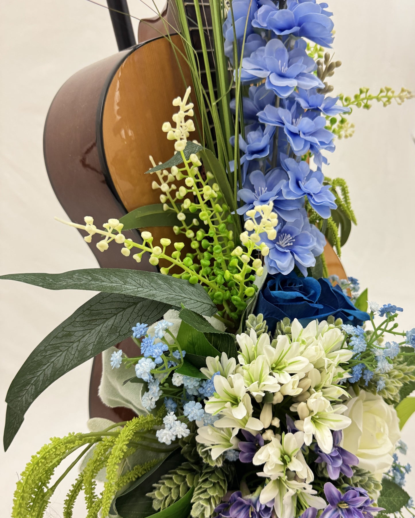 Close-up van rouwstuk op gitaar