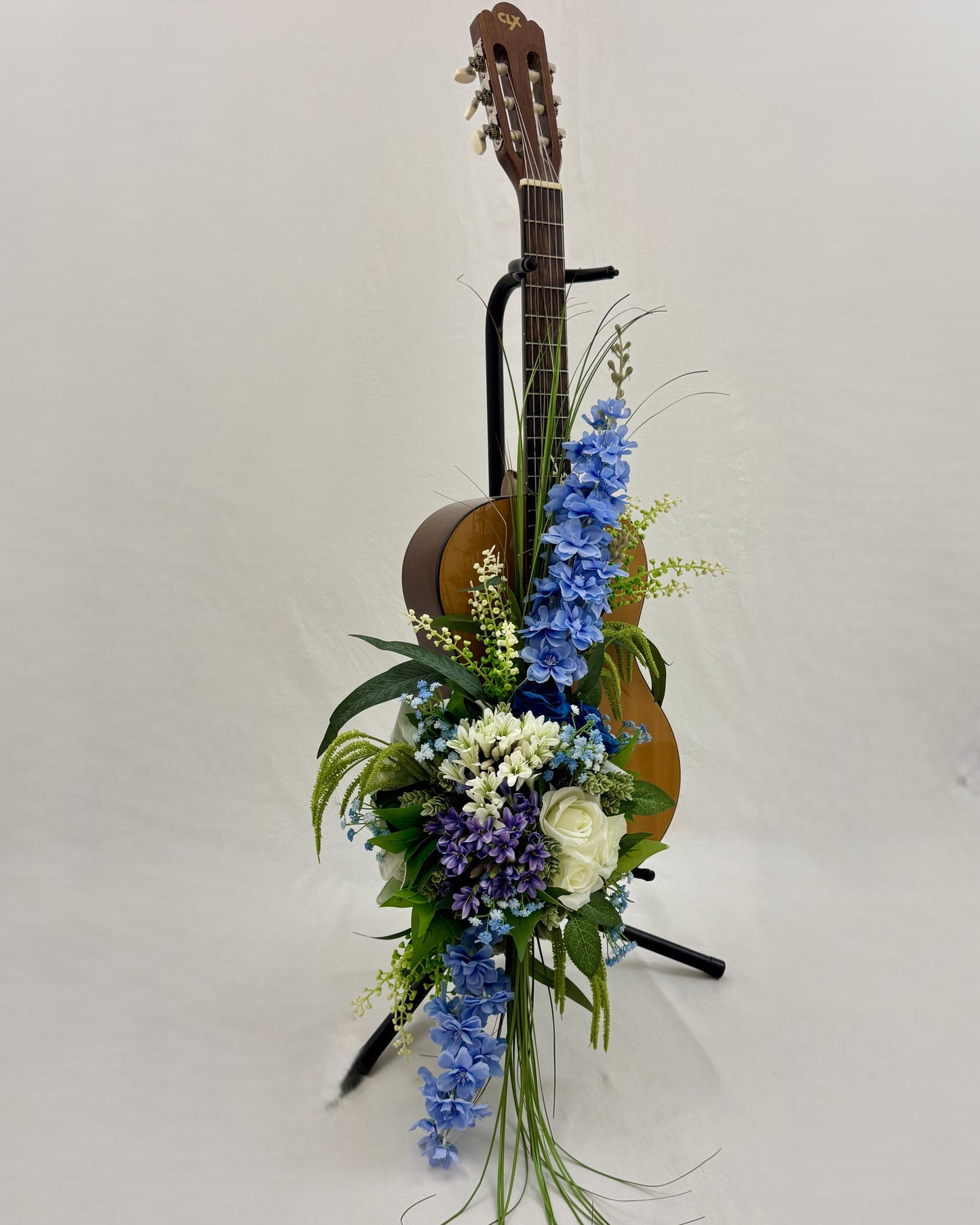 Rouwstuk op gitaar met blauwe bloemen