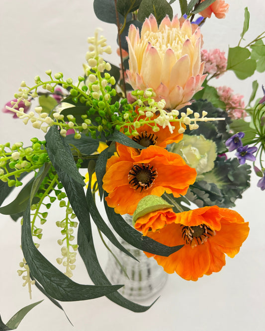 Rouwboeket van boven gezien met klaproos