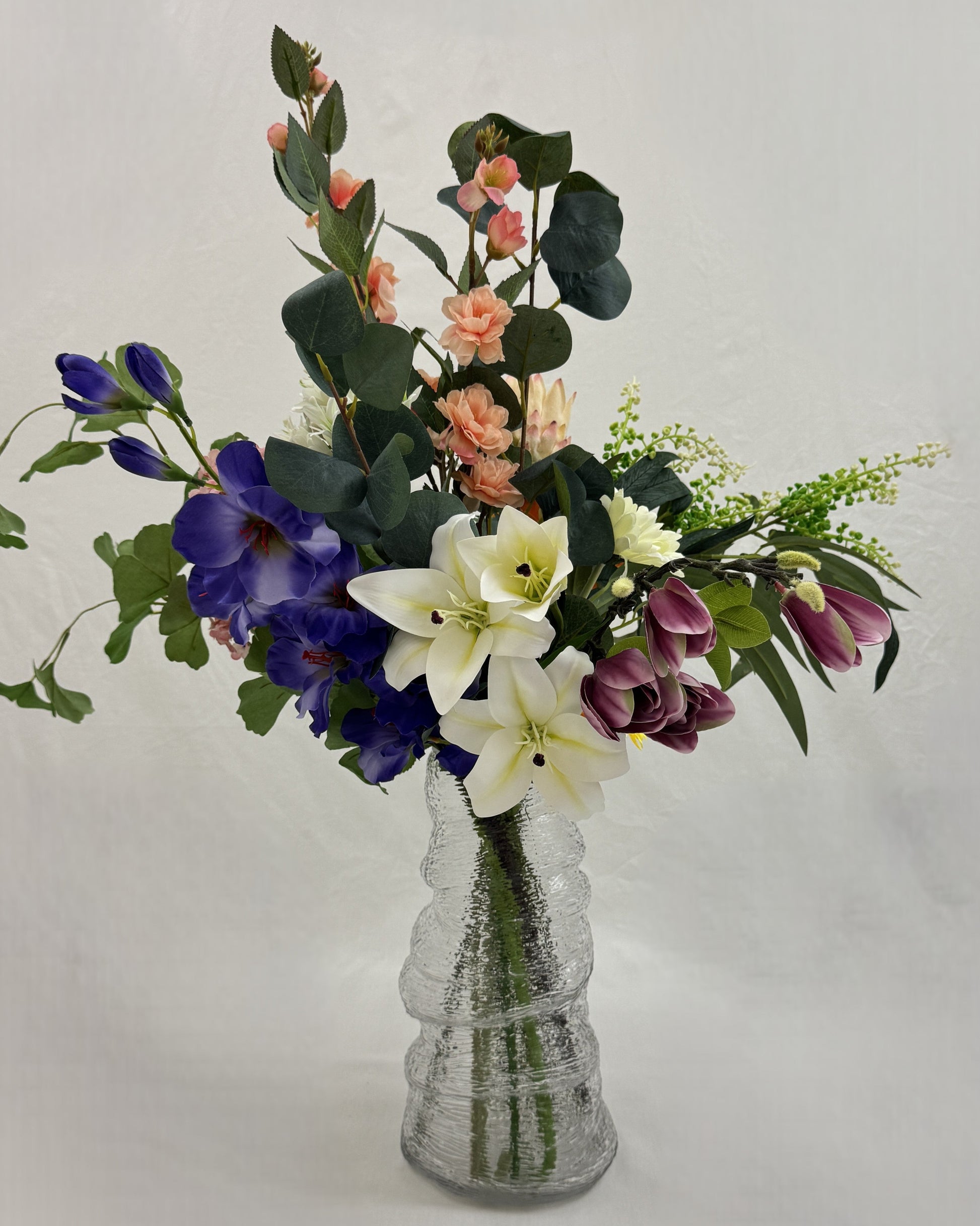 Gemengd rouwboeket in glazen vaas