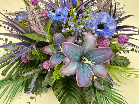 Biedermeier rouwstuk met paarse en blauwe bloemen