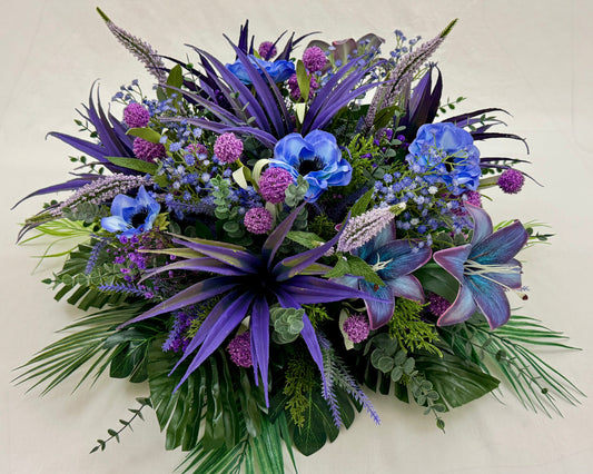 Biedermeier rouwstuk met paarse en blauwe bloemen