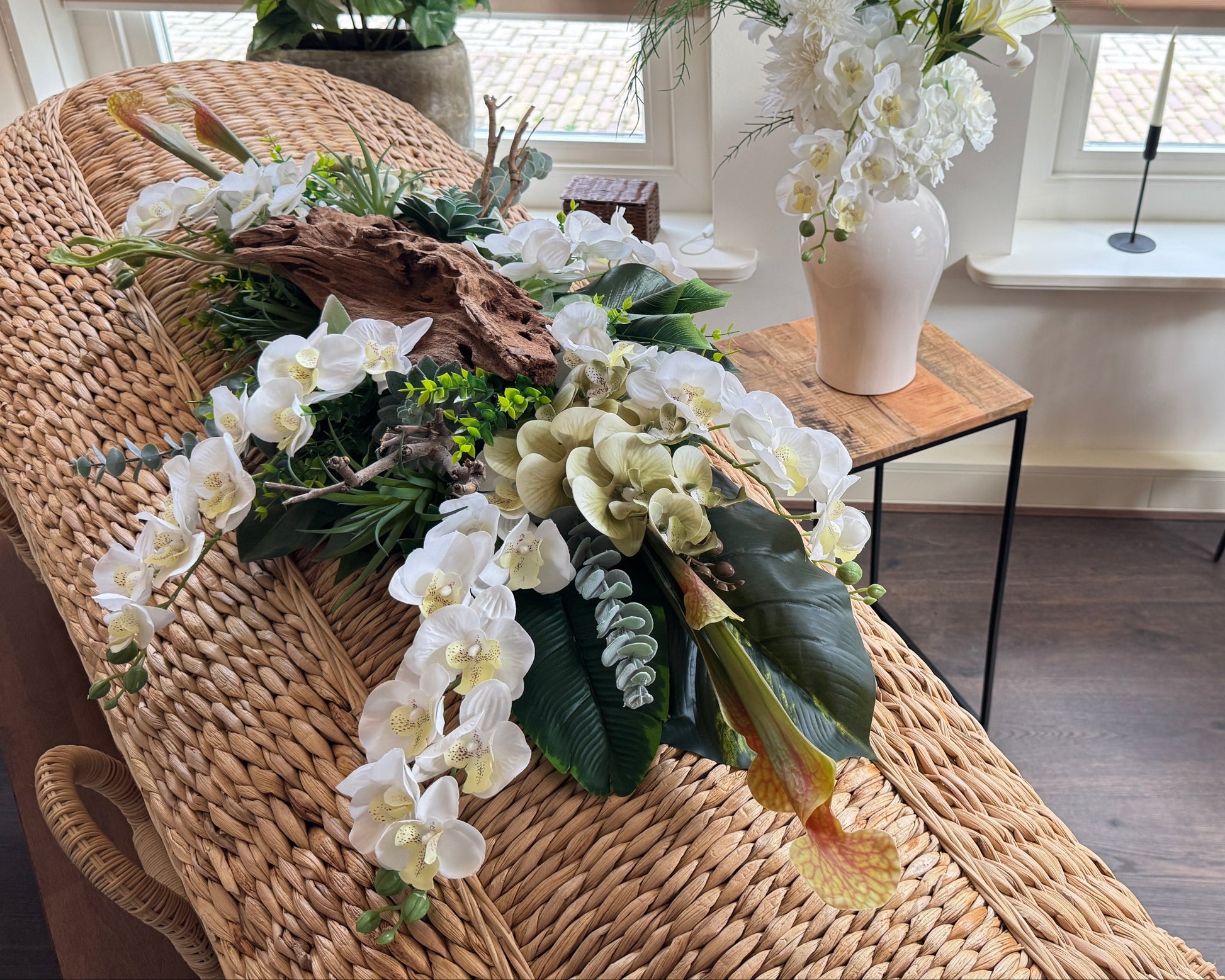 Wit rouwstuk op grafkist van riet