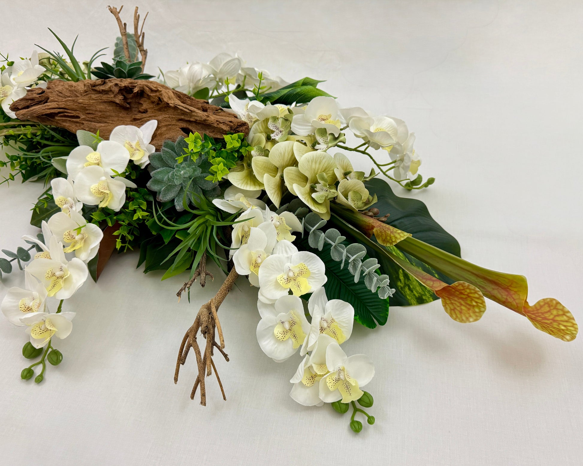 Wit rouwstuk met orchideeën en hout