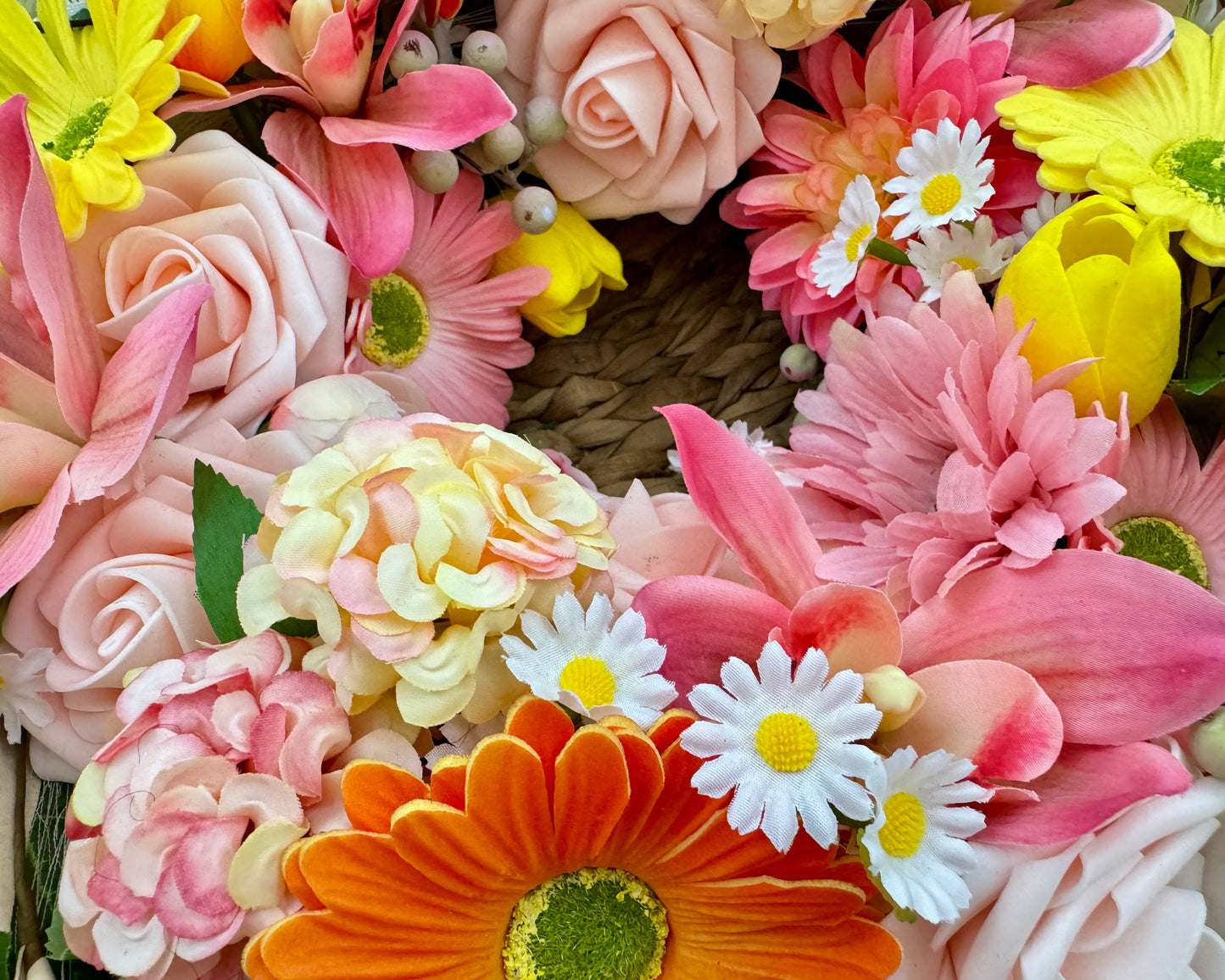 Kleurige rouwbloemen in mand