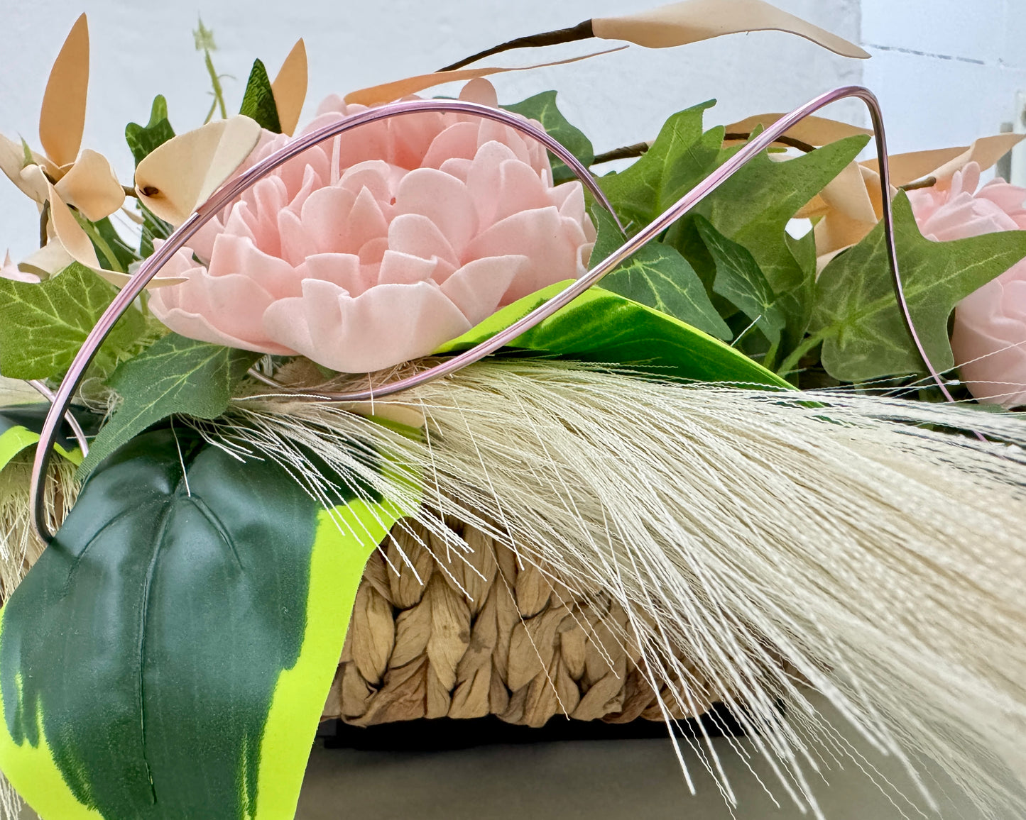 Close up van rouwbloemen in mand