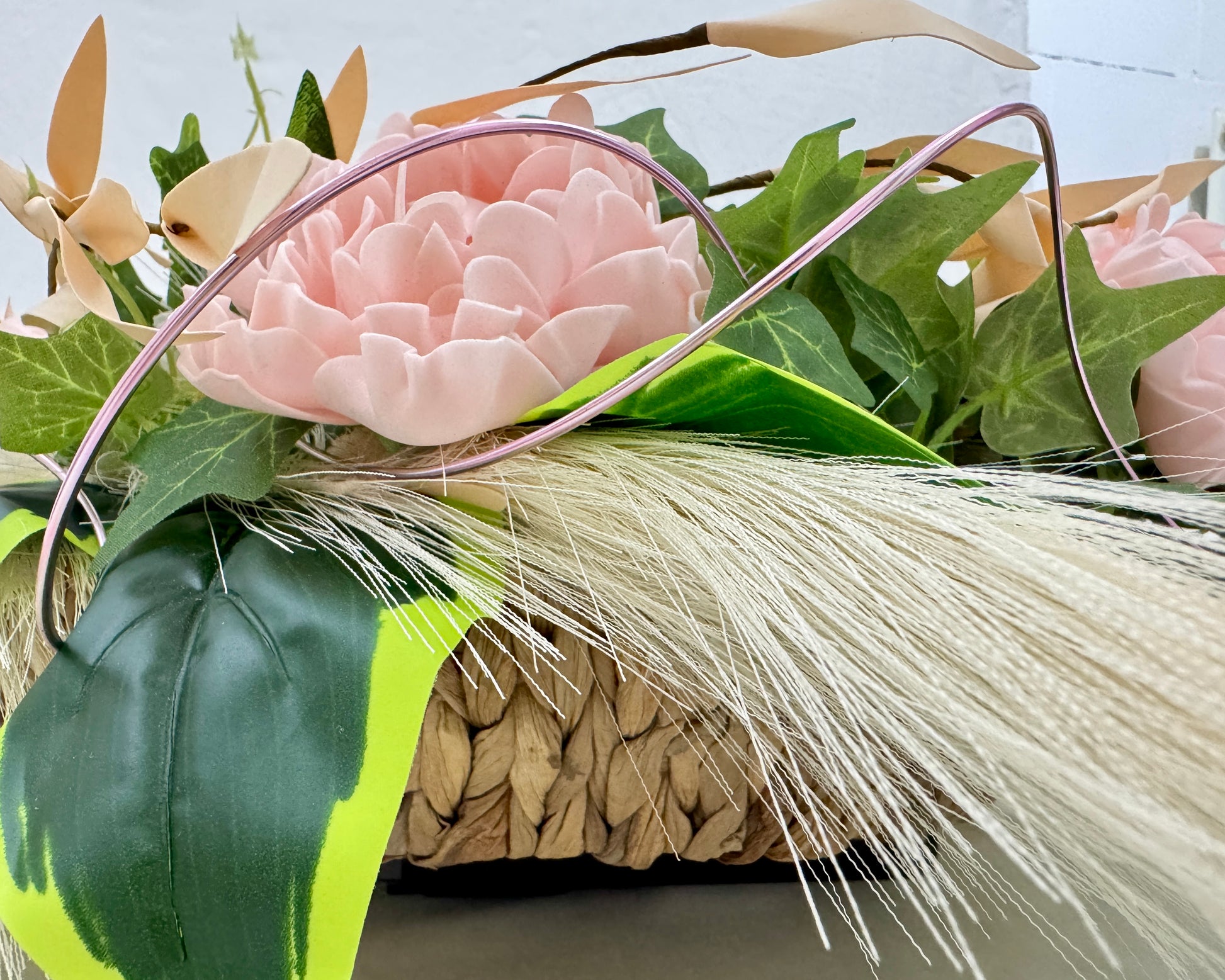 Close up van rouwbloemen in mand