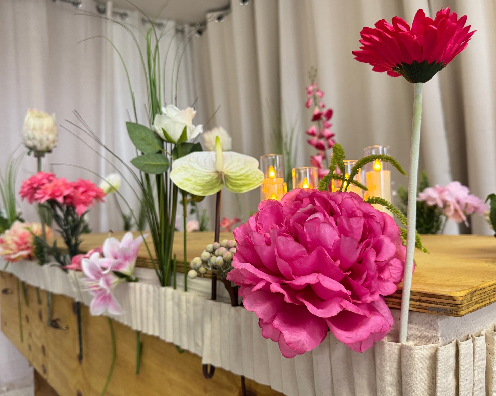 Bloemenband met roze bloemen close up