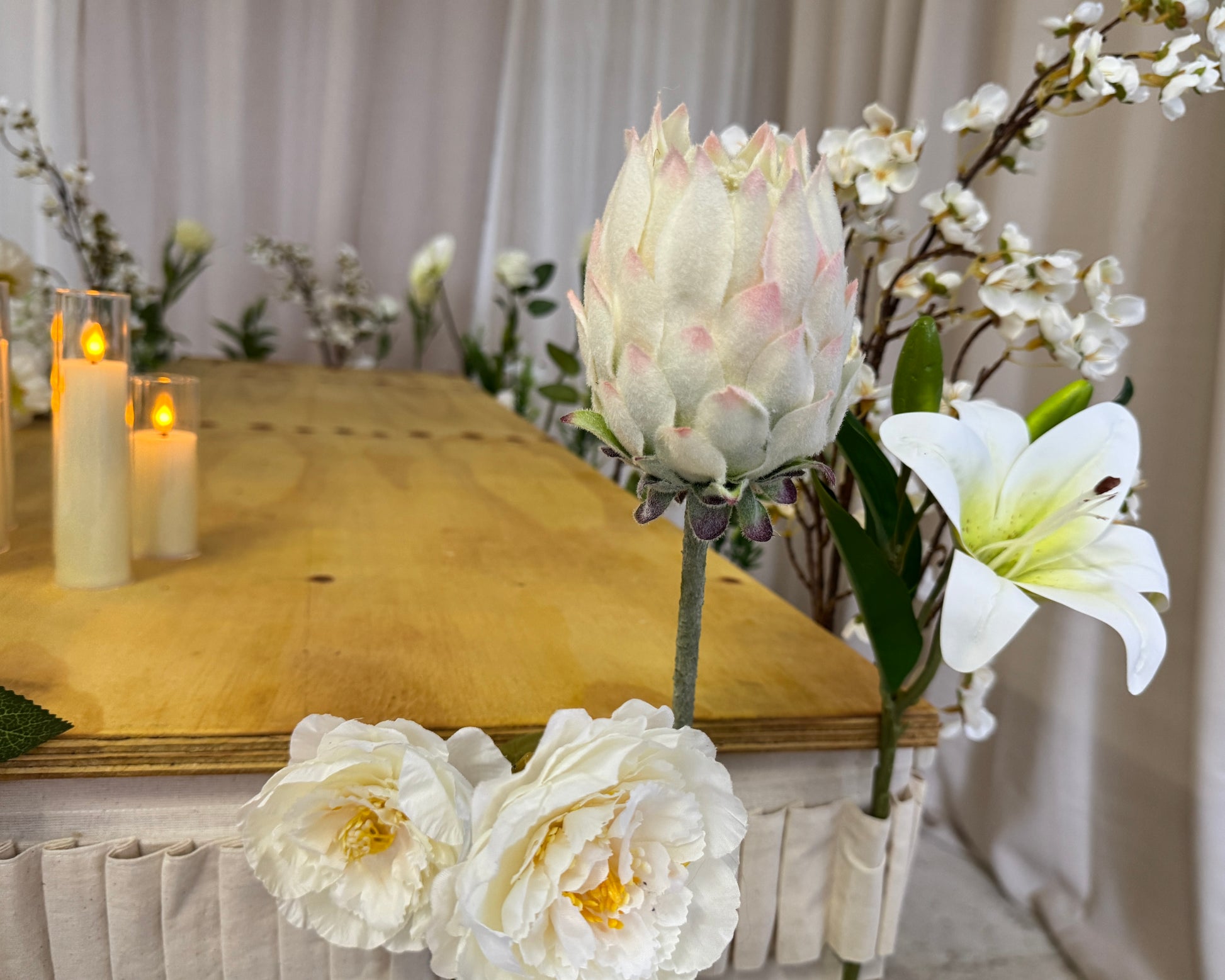 Bloemenband met witte bloemen close up