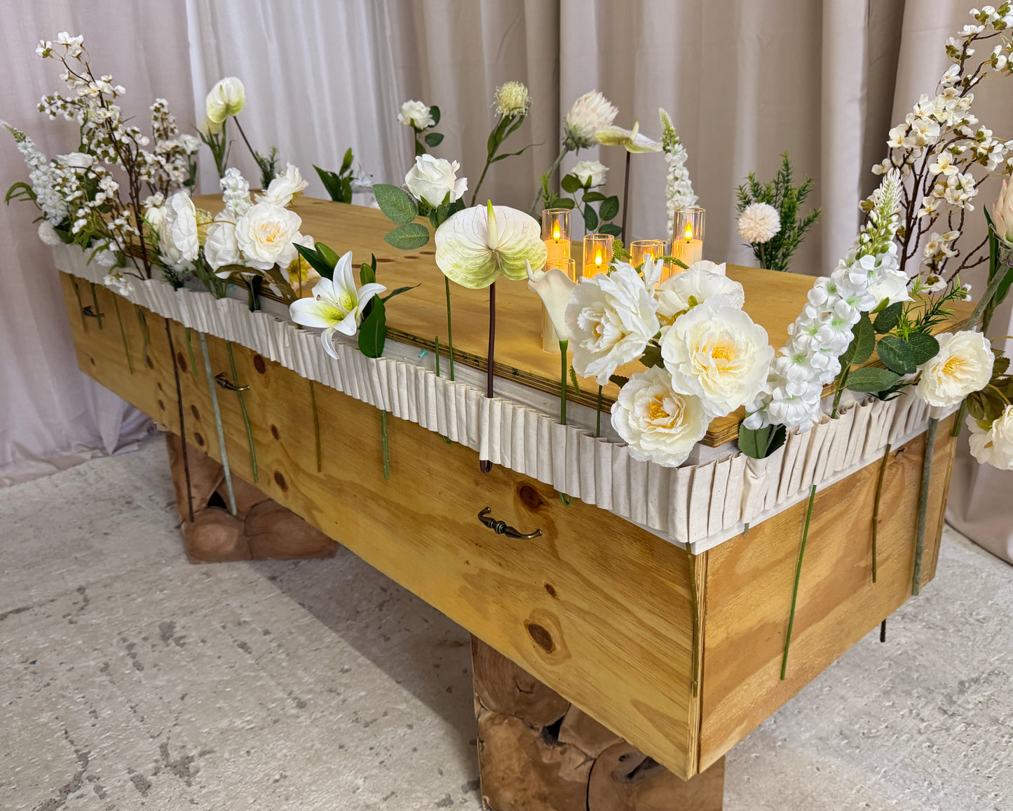 Bloemenband met witte bloemen