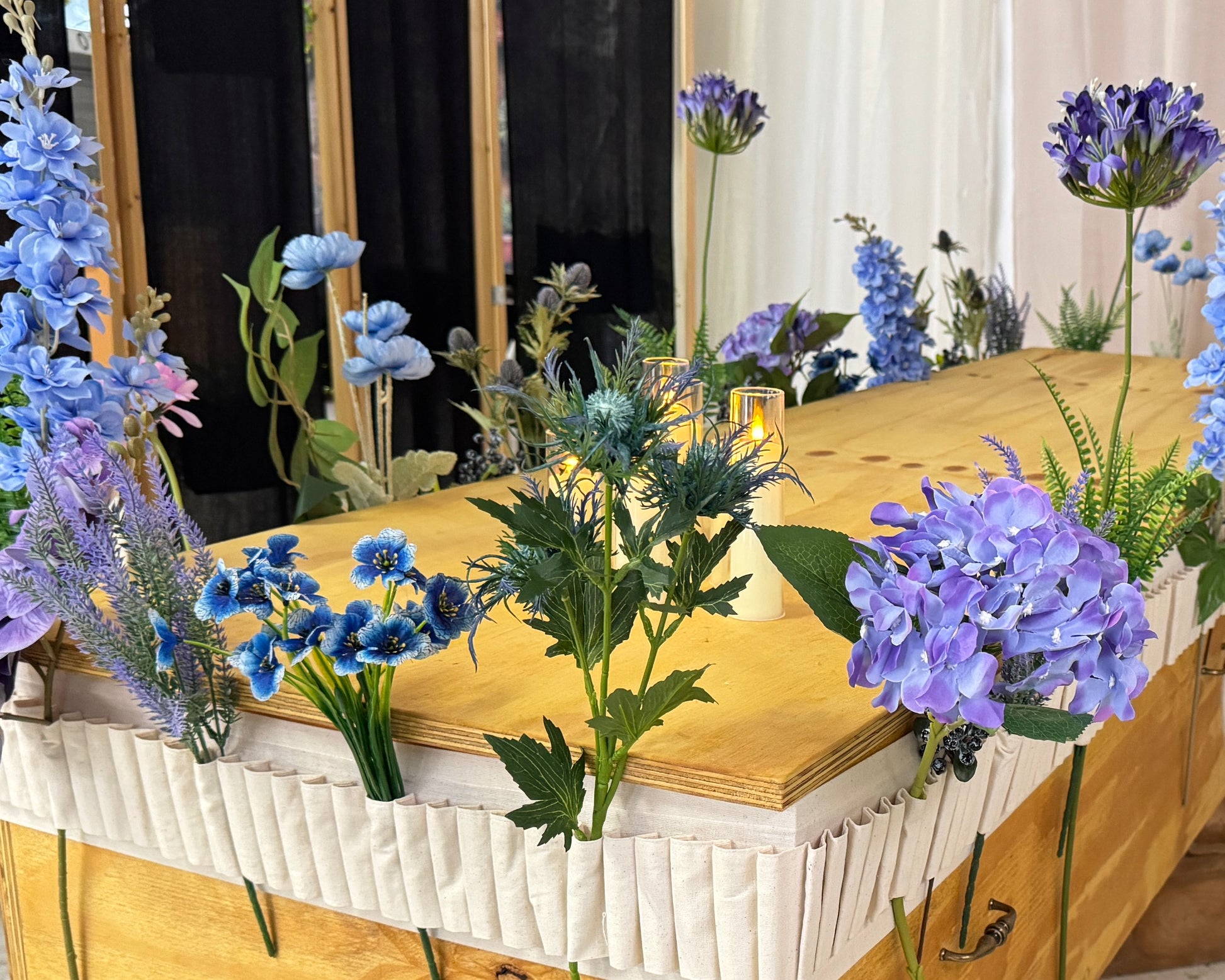 Bloemenband met paarse bloemen close up